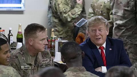 Donald Trump besucht 2019 amerikanische Truppen auf der Bagram Air Base nördlich von Kabul.