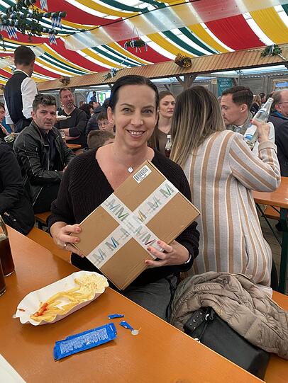 Betriebswirtin Regina Rittler (48): "Ich habe ein Überraschungspaket mit Gürteln ersteigert. Dafür habe ich 45 Euro bezahlt. Das Paket ist recht schwer, daher bin ich zuversichtlich, dass einige Gürtel drin sind. Ich schätze mal, dass es 20 Stück sind."