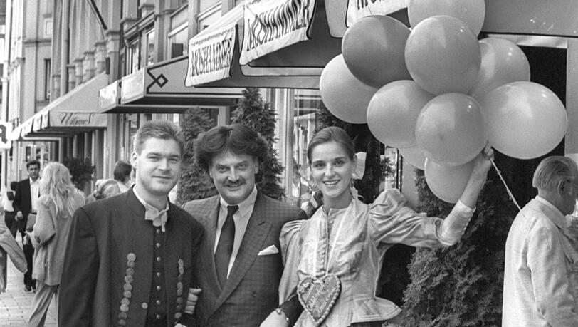 Rudolph Moshammer im Jahr 1986 vor seiner Boutique "Carnaval de Venise". Rudolph Moshammer im Jahr 1986 vor seiner Boutique "Carnaval de Venise".