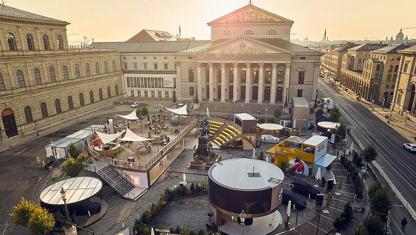 So hat der Max-Joseph-Platz bei der IAA 2023 ausgesehen. Gerade laufen die Aufbau-Arbeiten für die diesjährige Automobil-Ausstellung.