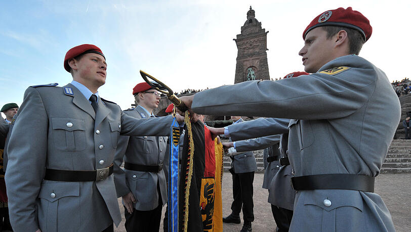 Soldaten der Bundeswehr legen am Kyffhäuserdenkmal bei Steinthaleben nahe Bad Frankenhausen ihren Eid ab. Soldaten der Bundeswehr legen am Kyffhäuserdenkmal bei Steinthaleben nahe Bad Frankenhausen ihren Eid ab.
