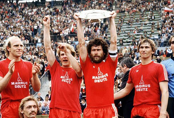 Der FC Bayern wird Deutscher Meister 1980, hier feiern (v.l.) Dieter Hoene&szlig;, Hans Weiner, Karl-Heinz Rummenigge, Paul Breitner und Klaus Augenthaler mit der Schale.