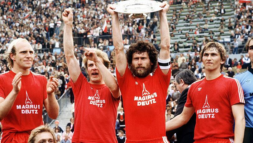 Der FC Bayern wird Deutscher Meister 1980, hier feiern (v.l.) Dieter Hoeneß, Hans Weiner, Karl-Heinz Rummenigge, Paul Breitner und Klaus Augenthaler mit der Schale. Der FC Bayern wird Deutscher Meister 1980, hier feiern (v.l.) Dieter Hoeneß, Hans Weiner, Karl-Heinz Rummenigge, Paul Breitner und Klaus Augenthaler mit der Schale.