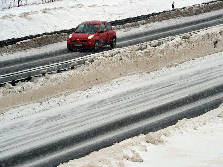 Auf Bayerns Straßen regiert der Winter(Archivbild)
