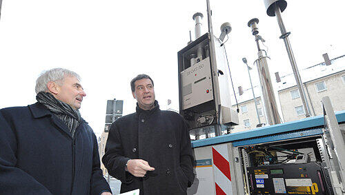 Zufrieden mit den Werten: Nürnbergs Umweltreferent Peter Pluschke (l.) und Bayerns Umweltminister Markus Söder an der Mess-Station. Zufrieden mit den Werten: Nürnbergs Umweltreferent Peter Pluschke (l.) und Bayerns Umweltminister Markus Söder an der Mess-Station.
