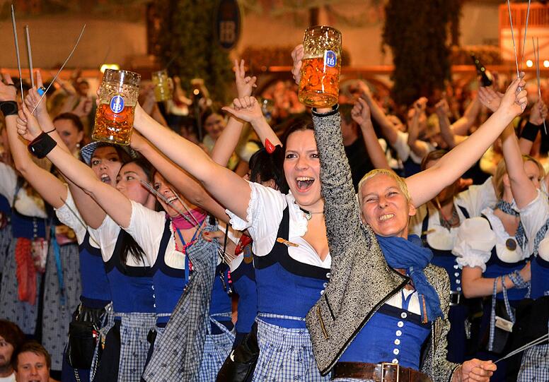 Die emotionalsten Bilder vom Wiesn-Kehraus: Bedienungen feiern am 07.10.2012 in München den traditionellen Kehraus im Höfbräu-Festzelt und beschließen damit ihre arbeitsreiche Zeit auf dem Oktoberfest. Nach 14-tägiger Dauer ging am Sonntag das 179. Oktoberfest zu Ende.
