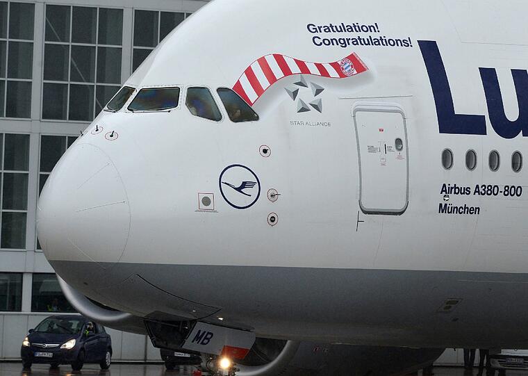 Das Flugzeug von vorne am Münchner Flughafen.