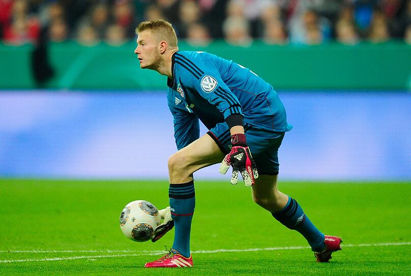 In der Saison 2013/14 kam es zu dem seltenen Fall, dass sowohl Manuel Neuer (Wadenprobleme) als auch Ersatztorhüter Tom Starke (Ellenbogenverletzung) für mehrere Spiele ausfielen. Deshalb setzte der damalige Bayern-Coach Pep Guardiola in drei Spielen (zwei mal Bundesliga, einmal DFB-Pokal) auf den dritten Torhüter Lukas Raeder. Ergebnis bei seinem Debüt als Neuer-Ersatz: 0:3 gegen Borussia Dortmund in der Bundesliga.