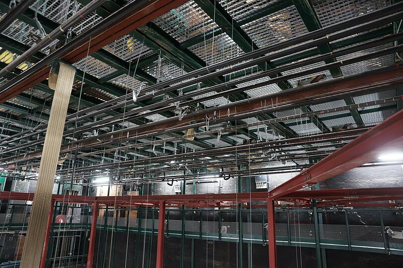 Genauso wie der Rest der Bühnentechnik: Die Hand- und Elektrozüge müssen immer mal wieder betätigt werden.