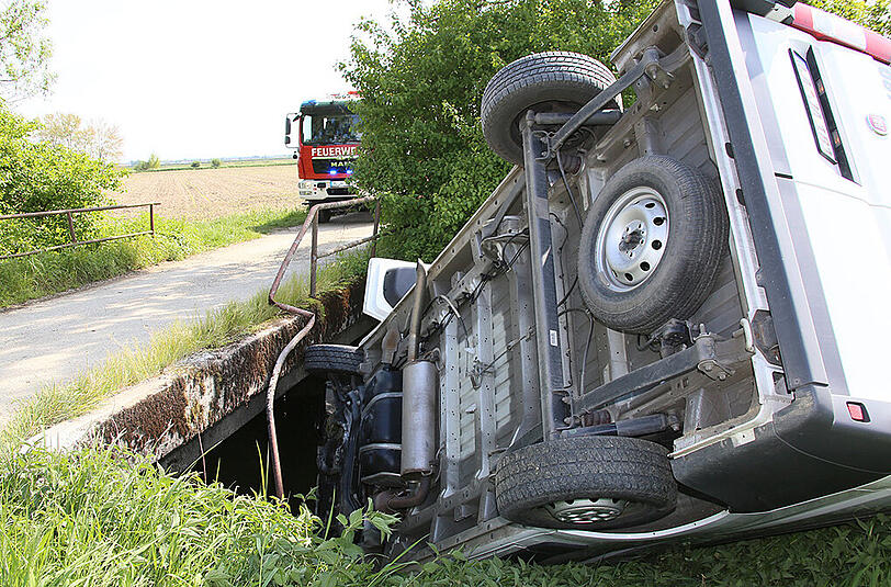 An einer Engstelle stießen ein Transporter und ein Traktor zusammen - der Pkw landete im Bach. Die Bilder.