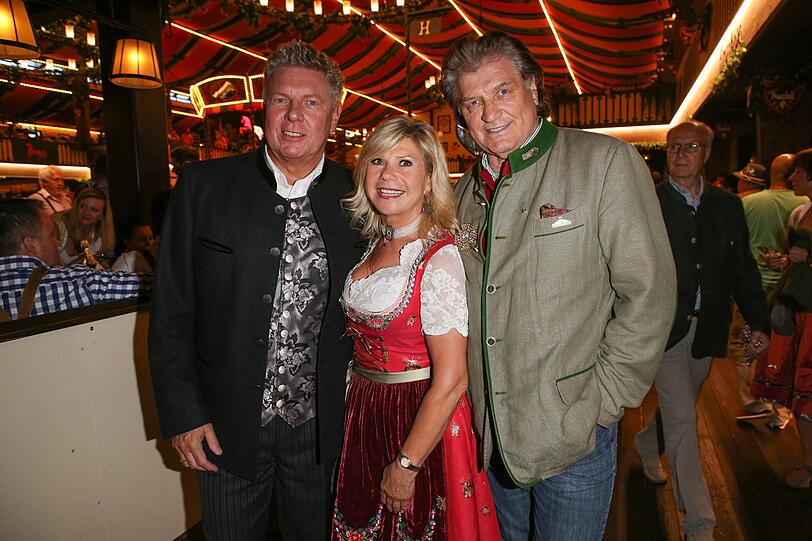 Dieter Reiter mit Marianne und Michael Hartl im Marstall Zelt.