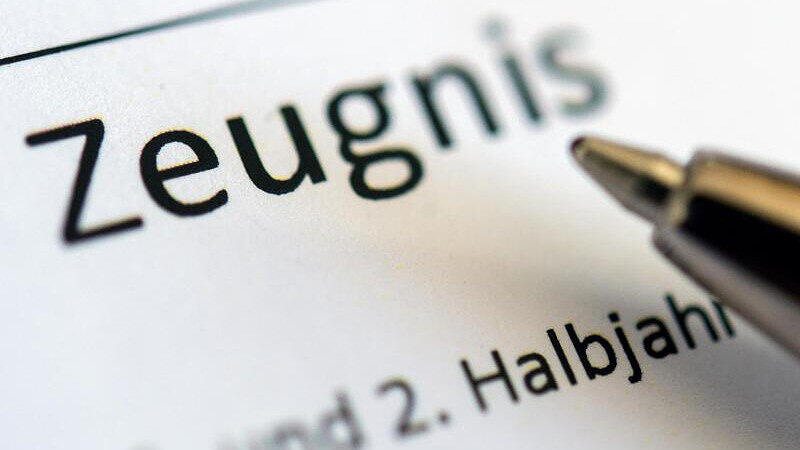 Ziffernoten seien wenig aussagekräftig und bequem für Lehrer und Eltern, kritisiert der Elternverband.