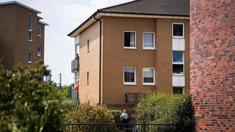 Düsseldorf: Eine Polizistin geht auf ein Mehrfamilienhaus in Düsseldorf zu, in dem ein sieben Jahre altes Mädchen leblos gefunden wurde, sie starb noch vor Ort.