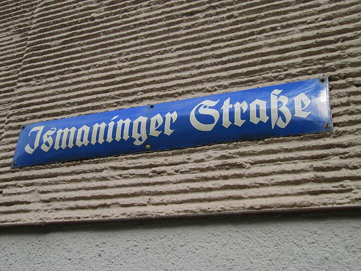 Viele Straßenschilder sind noch in schöner alter Schrift gehalten.