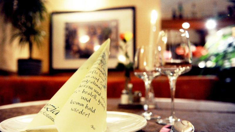 Die Häfte der Bundesbürger geht mindestens einmal im Monat ins Restaurant. Die Häfte der Bundesbürger geht mindestens einmal im Monat ins Restaurant.