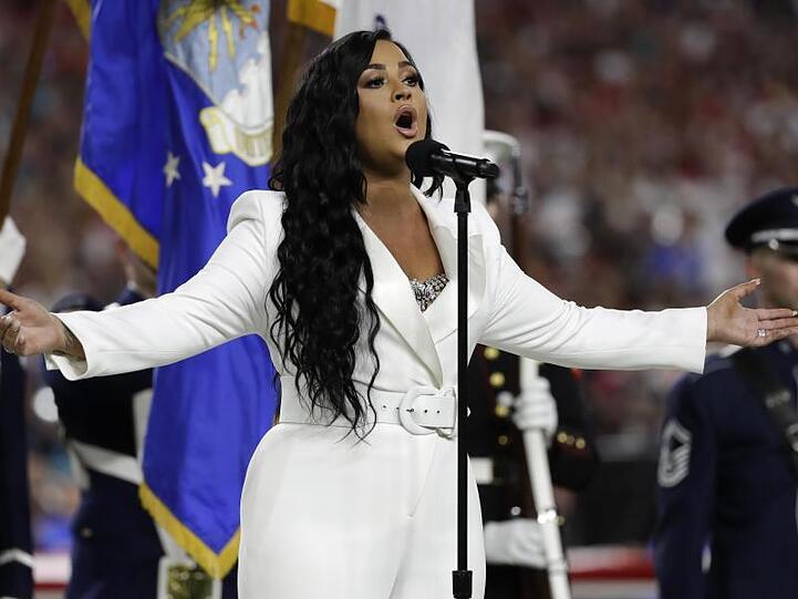 Demi Lovato singt vor dem Spiel die US-amerikanische Nationalhymne.