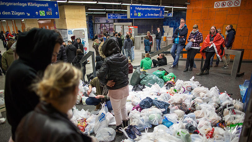 Helfer stehen am 06.09.2015 im Hauptbahnhof in Dortmund (Nordrhein-Westfalen) zwischen Spendenpaketen. In den frühen Morgenstunden werden die ersten Züge aus München mit Flüchtlingen erwartet. Helfer stehen am 06.09.2015 im Hauptbahnhof in Dortmund (Nordrhein-Westfalen) zwischen Spendenpaketen. In den frühen Morgenstunden werden die ersten Züge aus München mit Flüchtlingen erwartet.