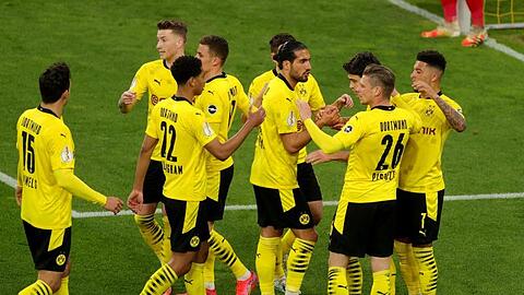 Die Dortmunder Spieler bejubeln das Führungstor.