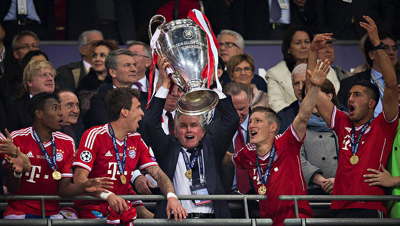 Durfte nach dem Sieg im Champions-League-Finale gegen den BVB im Jahr 2013 den Henkelpott in die Luft stemmen: Jupp Heynckes. Durfte nach dem Sieg im Champions-League-Finale gegen den BVB im Jahr 2013 den Henkelpott in die Luft stemmen: Jupp Heynckes.