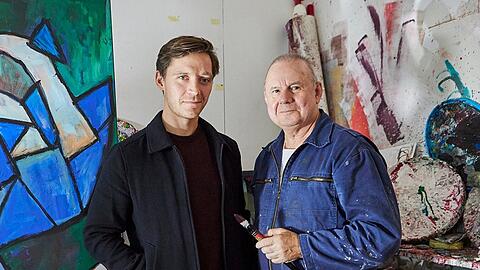 "Die Frau in Blau": Denis (Jonas Nay, l.) und Alfred (Joachim Kr&oacute;l) entwickeln eine ganz besondere Freundschaft.