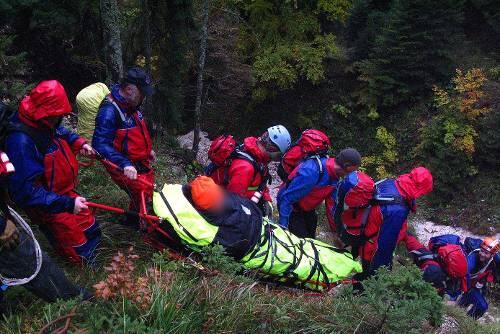 Helfer der Bergwacht bergen den verletzten Jäger in schwierigem Gelände.