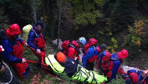 Helfer der Bergwacht bergen den verletzten Jäger in schwierigem Gelände. Helfer der Bergwacht bergen den verletzten Jäger in schwierigem Gelände.