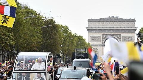 Papst Leo winkt der Menschenmenge auf den Champs-&Eacute;lys&eacute;es.