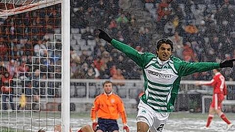 Da durften die Fürther noch richtig träumen: Sami Allagui nach seinem Treffer zur 2:1-Führung. Die Bayern Holger Badstuber (l.) und Keeper Michael Rensing konsterniert.
