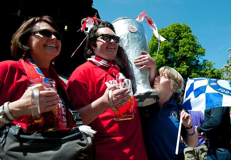 Stolze Fans mit ihrem selbstgebastelten Pokal. Heute Abend sollen die Bayern sich den echten UEFA-Cup holen!