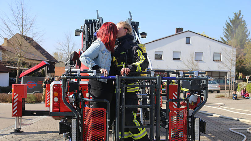 Die Feuerwehr-Übung diente ausschließlich dem Antrag von Sebastian. Seine Liebste Lisa war total überrascht und war bis zuletzt ahnungslos. Die Kameraden hielten dicht.