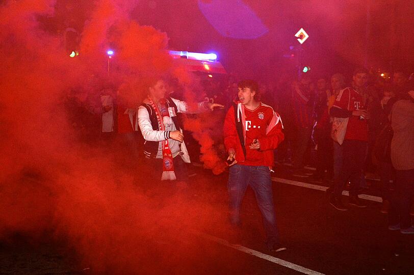 So ausgelassen feiern die Fans auf der Leopoldstraße den Bayern-Sieg. Die Bilder