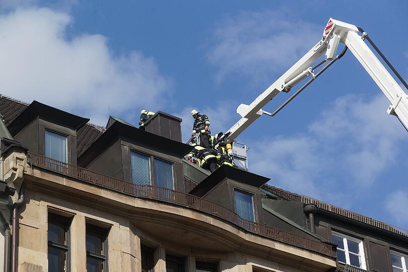 Brand in der Kaufingerstraße am Dienstagnachmittag: Die Feuerwehr rückte mit Drehleitern an.
