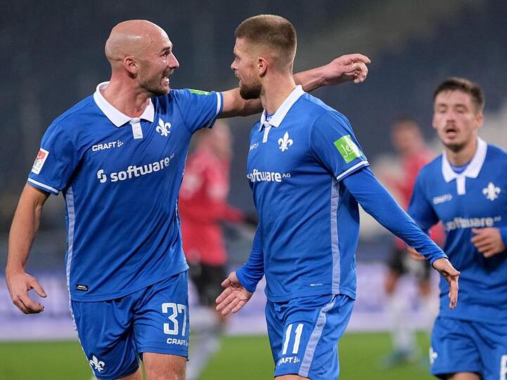 Lilien-Torschütze Tobias Kempe (M) stellte die Weichen auf Darmstadt-Sieg in Hannover.