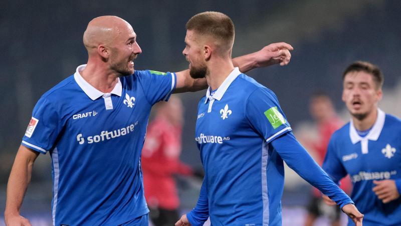 Lilien-Torschütze Tobias Kempe (M) stellte die Weichen auf Darmstadt-Sieg in Hannover. Lilien-Torschütze Tobias Kempe (M) stellte die Weichen auf Darmstadt-Sieg in Hannover.