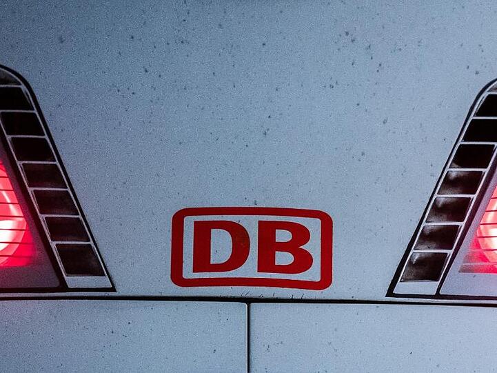 Das Logo der Deutschen Bahn ist auf einem ICE zu sehen. Foto: Silas Stein/dpa/Archivbild