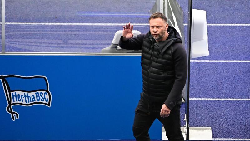Herthas Trainer Pal Dardai winkt nach einem Spiel den Fotografen zu.