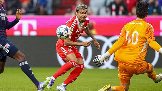 Neuzugang Díaz macht ordentlich Druck, scheitert hier aber an Keeper Descamps.