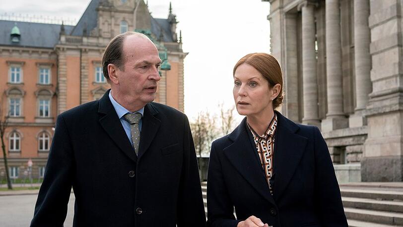 "Die Kanzlei: Nackte Tatsachen": Barbara Geldermann (Esther Schweins, r.) und Anwalt Markus Gellert (Herbert Knaup, l.) besprechen ihren nächsten Fall. "Die Kanzlei: Nackte Tatsachen": Barbara Geldermann (Esther Schweins, r.) und Anwalt Markus Gellert (Herbert Knaup, l.) besprechen ihren nächsten Fall.