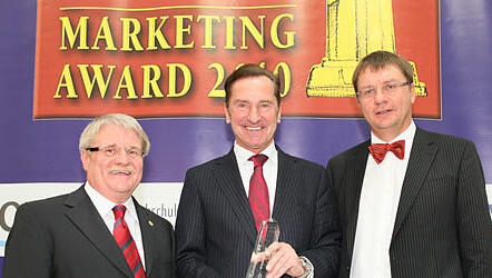 Laudator Prof. Dr. Werner Ziegler, Preisträger Dr. Josef L. Kastenberger sowie Prof. Dr. Stephan Kippes, Vorsitzender der Fachjury. Laudator Prof. Dr. Werner Ziegler, Preisträger Dr. Josef L. Kastenberger sowie Prof. Dr. Stephan Kippes, Vorsitzender der Fachjury.