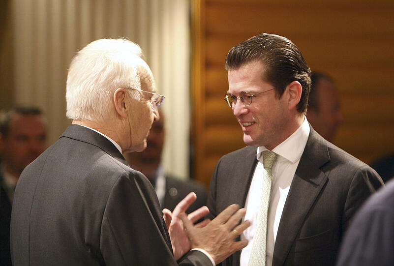 Edmund Stoiber im Gespräch mit Karl-Theodor zu Guttenberg.