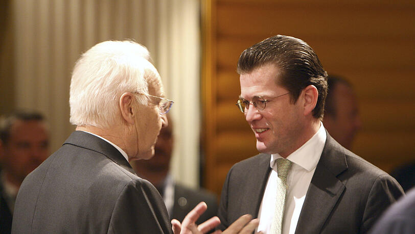Edmund Stoiber im Gespräch mit Karl-Theodor zu Guttenberg. Edmund Stoiber im Gespräch mit Karl-Theodor zu Guttenberg.