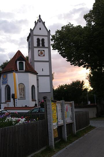 Hier im Bild die Kirche in Dünzelbach. Mathias K. (32), der offenbar in einer Auseinandersetzung mit Nachbarn zu Tode gekommen ist, und zwar im Moorenweiser Ortsteil Dünzelbach.