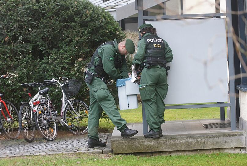 ... die der Täter auf seiner Flucht hinterlassen hat. Zu diesem Zwecke drehen die Polizeibeamten quasi jeden Stein in der Umgebung um.