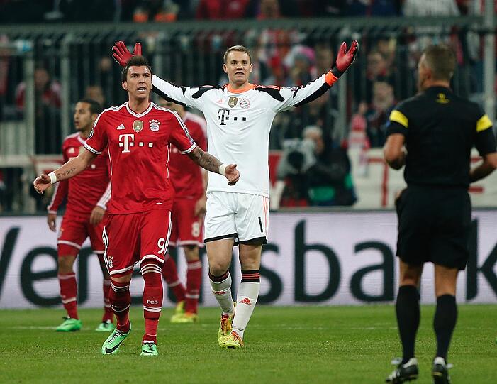 MANUEL NEUER: NOTE 4.
Flanken fangen, bisserl mitspielen, das war's - bis ihm Podolski im kurzen Eck den Scheitel nachzog. Muss er halten.