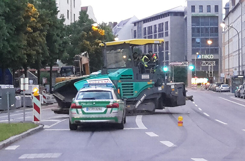 Eine Gruppe junger Männer hat in der Nacht zu Sonntag eine Spritztour mit einer Teermaschine gemacht.