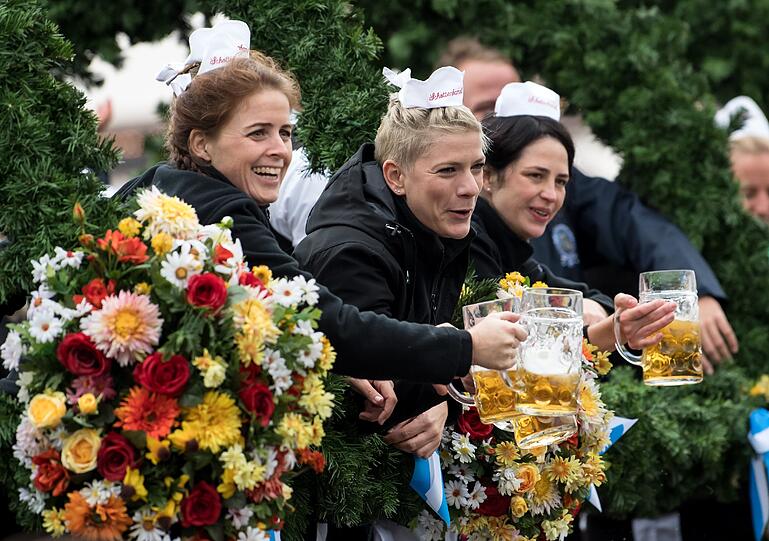 Bei Regen und kühlen Temperaturen waren die Festwirte zuvor in einem bunten Umzug auf Pferdewagen zum Festgelände gezogen