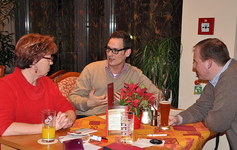 Stadtrat und Landtagskandidat Andreas Lotte (Mitte) im Gespräch mit Bezirkstagskandidatin Irmgard Hofmann und einem Bürger.