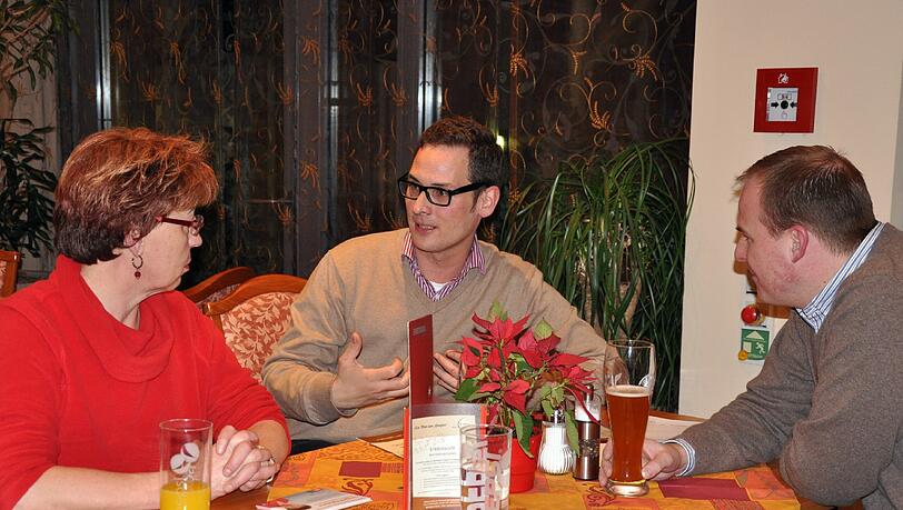 Stadtrat und Landtagskandidat Andreas Lotte (Mitte) im Gespräch mit Bezirkstagskandidatin Irmgard Hofmann und einem Bürger. Stadtrat und Landtagskandidat Andreas Lotte (Mitte) im Gespräch mit Bezirkstagskandidatin Irmgard Hofmann und einem Bürger.