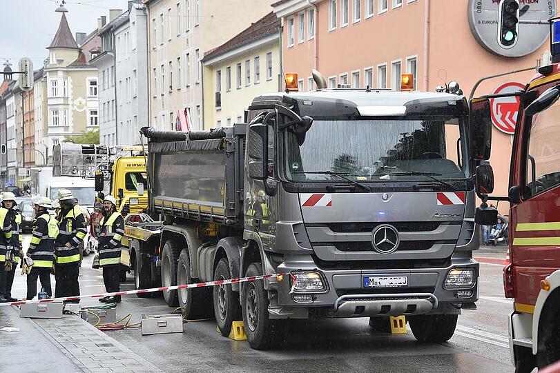 In der Humboldtstraße wurde eine 88-Jährige von einem Lkw überrollt. Die Frau starb später im Krankenhaus. Bilder vom vergeblichen Rettungseinsatz.