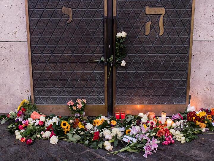 Blumen vor dem Eingangsportal der Münchner Hauptsynagoge Ohel Jakob.